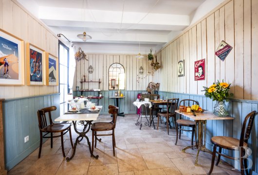 Dans le Vaucluse, aux environs de Beaumes-de-Venise,  une ancienne ferme du 18e siècle bordée de vignes - photo  n°7